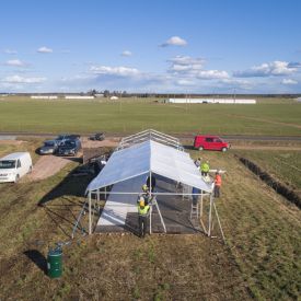 Seurakentän rakennuksia pystytetään talkoovoimin toukokuun puolessavälissä suviseurat muhos 2019 talkoot rakennukset