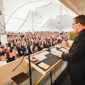 Oulun hiippakunnan piispa Jukka Keskitalo puhui avajaisissa muun muassa herätysliikkeiden merkityksestä kirkolle.