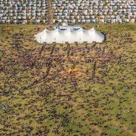 Ehtoollisjonot kiemurtelivat seurakentällä lauantai-iltana.