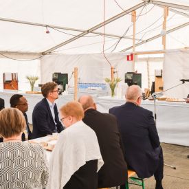 Muhoksen kirkkoherra Jouni Heikkinen puhuu Suviseurojen kutsuvierastilaisuudessa.