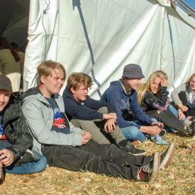 Nuoret nauttivat ilta-auringon paisteesta.