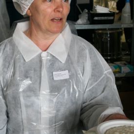 Elina Pauna jakamassa aamupuuroa.