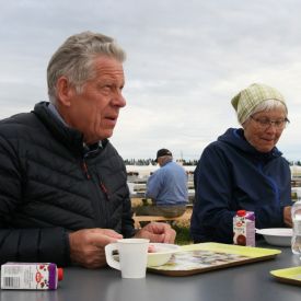 Aamupalalla Johannes ja Tuula Leppänen Kannonkoskelta.