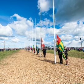 Lipunnosto avajaispäivänä. Liput kuvaavat maita, jossa SRK tekee lähetystyötä.