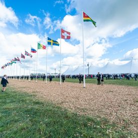 Lipunnosto avajaispäivänä. Liput kuvaavat maita, jossa SRK tekee lähetystyötä.