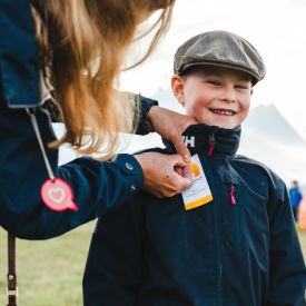 Nuori seuravieras sai merkin takkiinsa.
