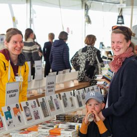 Ostoksilla julkaisumyymälässä. Hanna Aho, Savolainen Merja, Sambo ja poika Ossi.