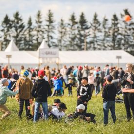 Kentällä lapset löytävät tilaa leikillekin.