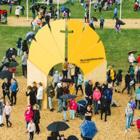 Juhlaportin ympärille kokoontuu runsaasti väkeä.