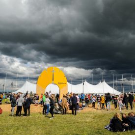 Seurakentällä on tänään tarvittu niin lämmintä vaatetta, aurinkorasvaa kuin sateenvarjojakin.