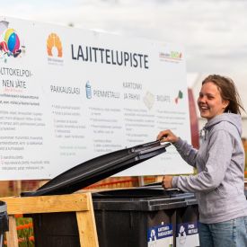 Tämän vuoden suviseuroissa jätteet lajitellaan aiempaa tarkemmin. Lajittelupisteellä Seela Heikkilä.