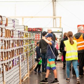 Myymälästä löytyy myös nuorisolle mieleisiä tuotteita.