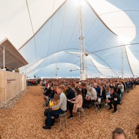 Seuraväki kokoontui kuuntelemaan puheenvuoroa aiheesta uskomisen ilo.