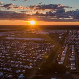 Seurakenttä sunnuntaiaamun auringossa