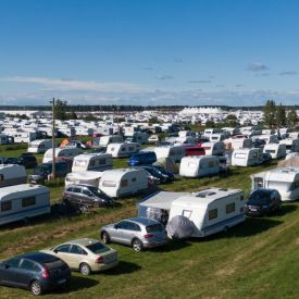 Asuntovaunuja suviseura-alueella.