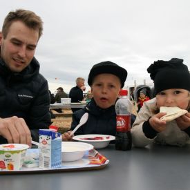 Oululainen Arttu Annola aamupuurolla lastensa Hugo 5v. ja Elle 4v. kanssa.