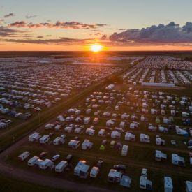 Seurakenttä sunnuntaiaamun auringossa