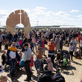 Seurakansaa juhlaportilla