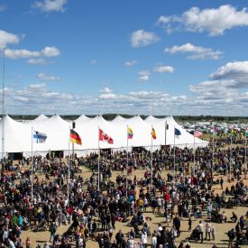 Seurateltta ja lippurivistö sunnuntain auringonpaisteessa