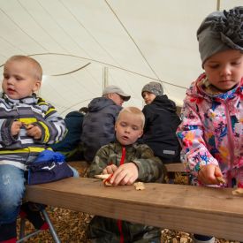 Seurateltassa Kataisen lapset Joensuusta. Kuvassa vas. Voitto 3v. Jaakko 7v. ja Meeri 5v.