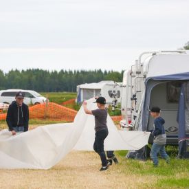 Lapset leiriä purkamassa (Jenna,Mikolas, Noel, Mattus ja Joakim)