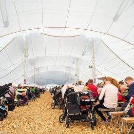 Jumalanpalvelus seurateltassa