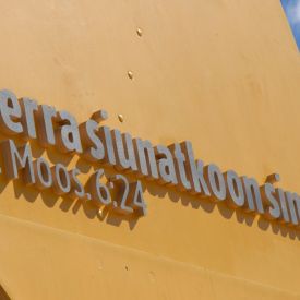 Valmiissa juhlaportissa näkyy komein kirjaimin Suviseurojen tunnuslause "Herra siunatkoon sinua".