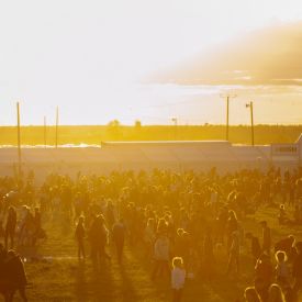 "Aurinko vaipuu mailleen, pois päivä katoaa, se ikuisuuden helmaan iäksi vajoaa. Kun yli maitten ehtoo jo varjojansa luo, jää luoksemme, oi Herra, valosi meille suo." Virsi 564