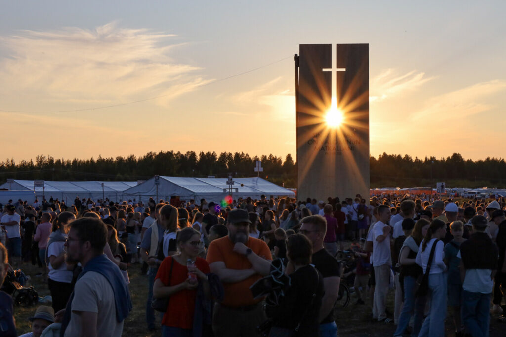 Suviseurojen juhlaportti, jossa lukee Sinun sanasi on valo minun matkallani.