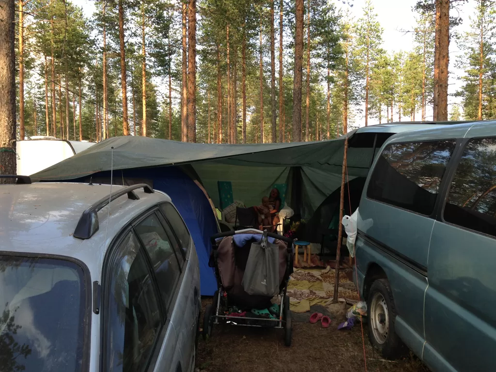Meidän perheen auto-teltta-viritelmää vuoden 2013 Pudasjärven suviseuroissa.