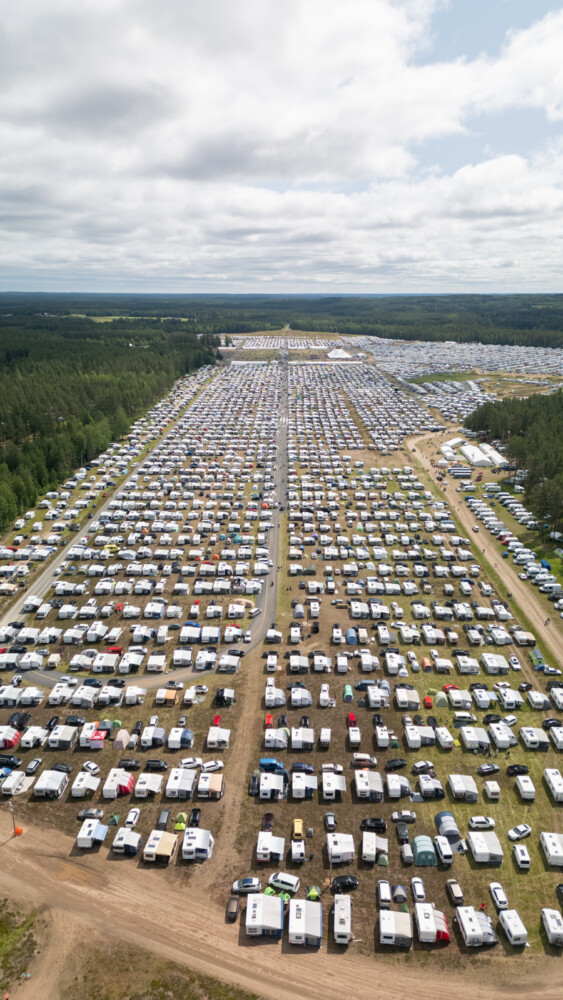 Ilmakuvassa näkyy suviseurakenttä.