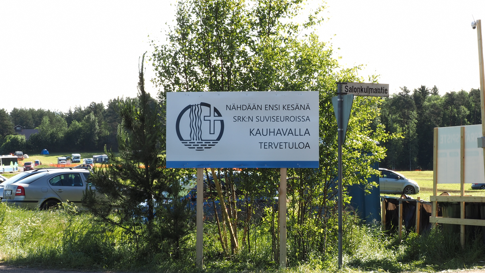 Tervetuloa Kauhavalle -kyltti peltoalueen reunalla.